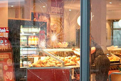 Im Fall des 19-jährigen Afghanen, der im April des vergangenen Jahres von einem Polizeibeamten tödlich verletzt - hier ein Bild vom Tatort - wurde, ist nun ein Handy-Video aufgetaucht. Foto: Görlich 