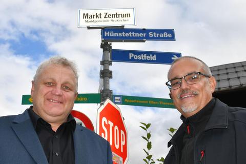 Bürgermeister der Marktgemeinde Neukirchen am Großvenediger Andreas Schweinberger (links) und Jan Kraus, Bürgermeister von Hünstetten, am Straßenschild der Hünstettner Straße in Neukirchen.