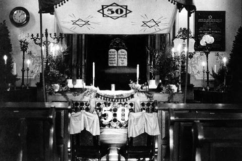 Die Goldene  Hochzeit des  Ehepaares Salmon aus Frauenstein aufgenommen in der Schiersteiner  Synagoge.  Beim Foto ist u.a. der mit der Zahl „50” geschmückte Hochzeitsbaldachin zu erkennen. Foto: Sammlung  Lottmann-Kaeseler
