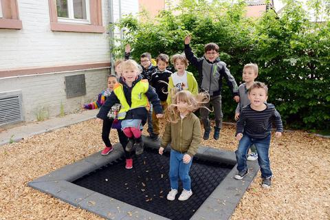 Das neue Trampolin auf dem Hof der Carlo-Mierendorff-Schule wird von den Kindern gern und oft genutzt.Foto: hbz/Harald Linnemann  Foto: hbz/Harald Linnemann