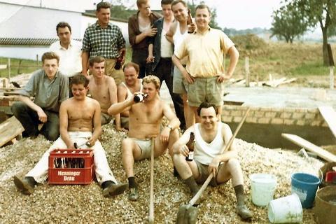 Vor 50 Jahren: 1969 baute Dietmar Bücher (1. von links, kniend) einen neuen Walsdorfer Sportplatz. Dabei packten er und andere Walsdorfer in Eigenleistung selbst mit an. Foto: Dietmar Bücher