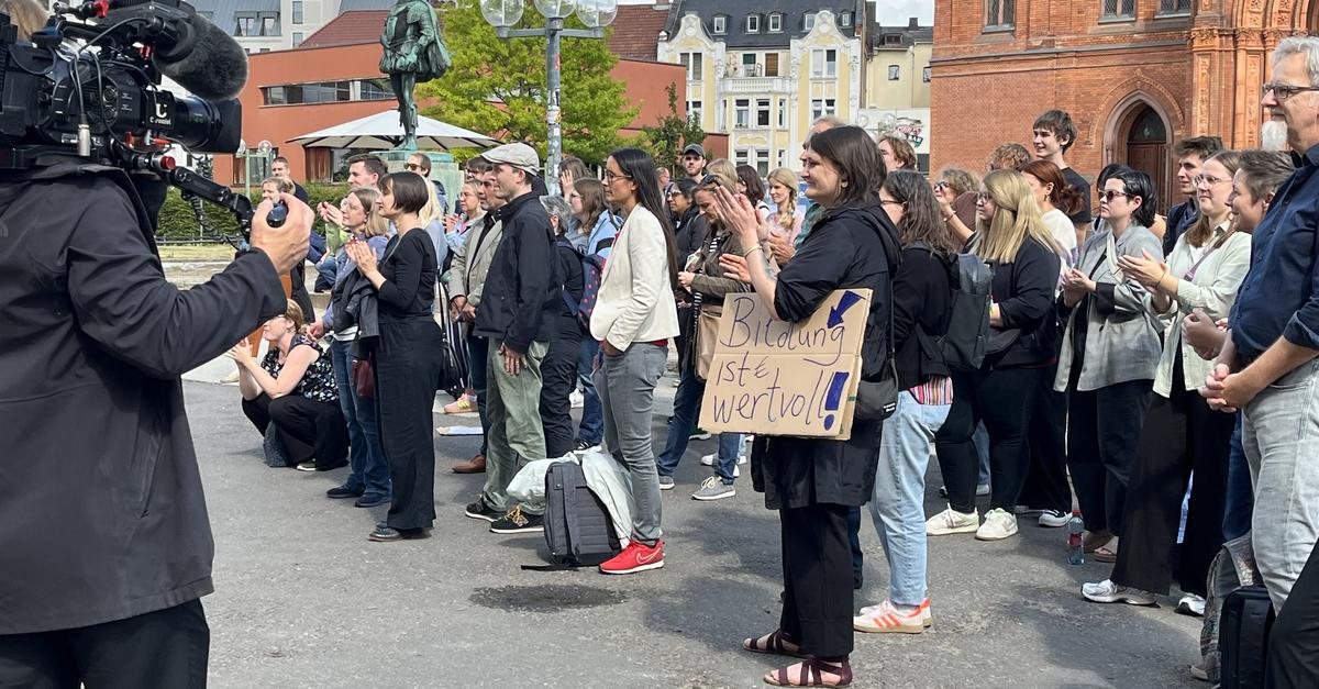 Protest gegen Hochschul-Kürzungen vor dem Landtag