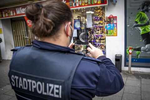 Bislang gehören Bodycams und Pfefferspray-Pistolen nicht zur Schutzausstattung der Stadtpolizei Wiesbaden..