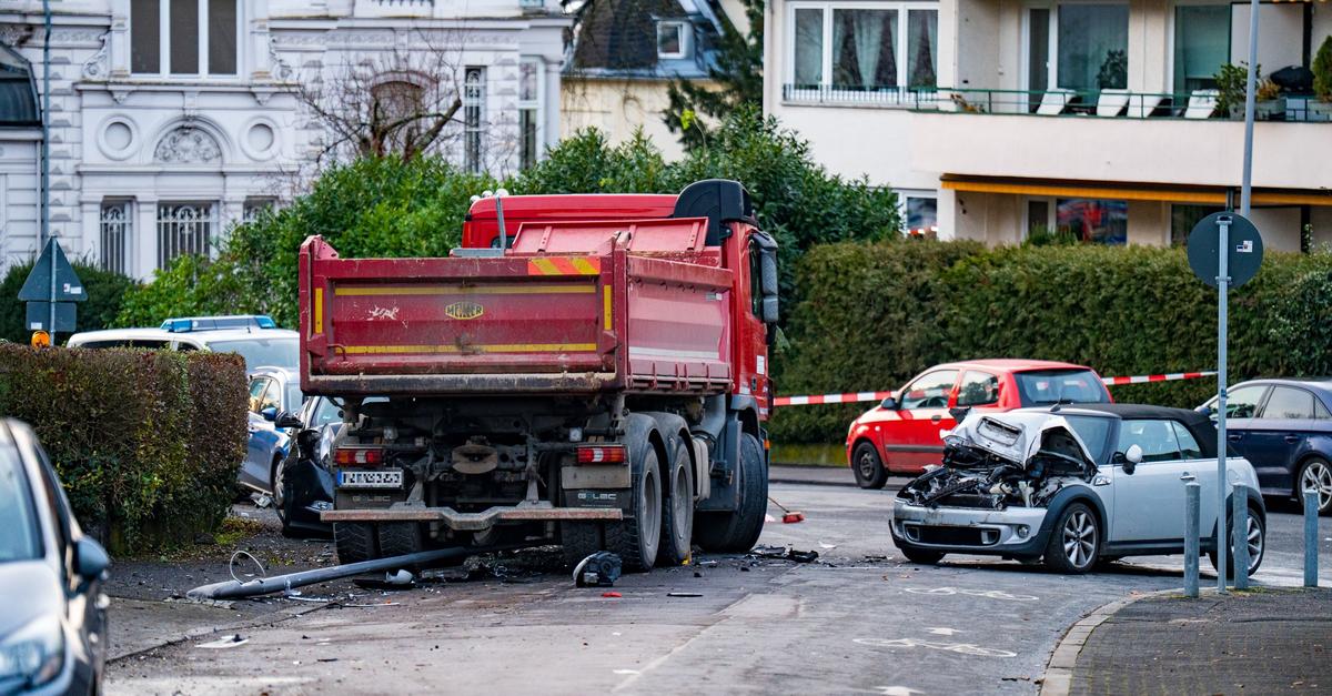 Vom-Lkw-berollt-Lastwagenfahrer-stirbt-nach-Unfall