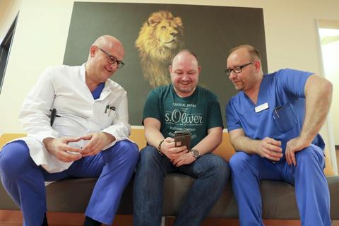 Chefarzt Markus Knuf, der Stiefvater des Kindes Steven Richter und Kinderarzt Mario Berwald. (von links)