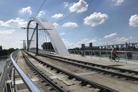 Die Beatus-Rhenanus-Brücke ist eine neue Brücke für Trambahnen, Fußgänger und Radfahrer zwischen Kehl und Straßburg. Manche Kasteler betrachten sie als ein Vorbild. Foto: Wolfgang Wenzel  Foto: Wolfgang Wenzel