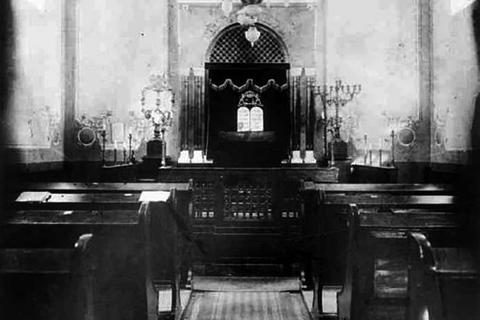 Innenansicht der Synagoge mit Blick zum  Toraschrein Foto: Stadtarchiv  Wiesbaden
