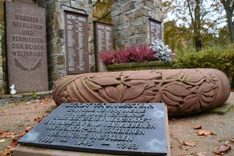 Liegt heute wenig beachtet am Ehrenmal auf dem Friedhof in Wehen: die Gedenkplatte an die Juden. Archivfoto: RMB/Kühner