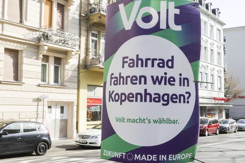 Ein Plakat von „Volt“ in Wiesbaden.