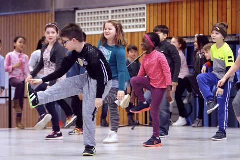 Mit Tanz und Bewegung macht Singen gleich noch mehr Spaß: Mierendorffschüler beim Konzert zum Ferienstart. Foto: hbz/Jörg Henkel  Foto: hbz/Jörg Henkel