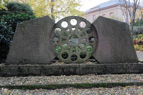 Denkmal an einem Ort  der Schande  in Schierstein: die Rosette der Schiersteiner Synagoge (1858). 1967 hat man aus den  Ruinen diese  Gedenkstätte  gemacht. Archivfoto: wita/ Paul Müller