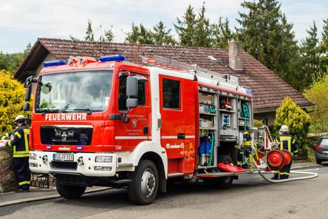 Feuerwehr im Einsatz: Blick auf das Wohnhaus. Foto: wiesbaden112.de 
