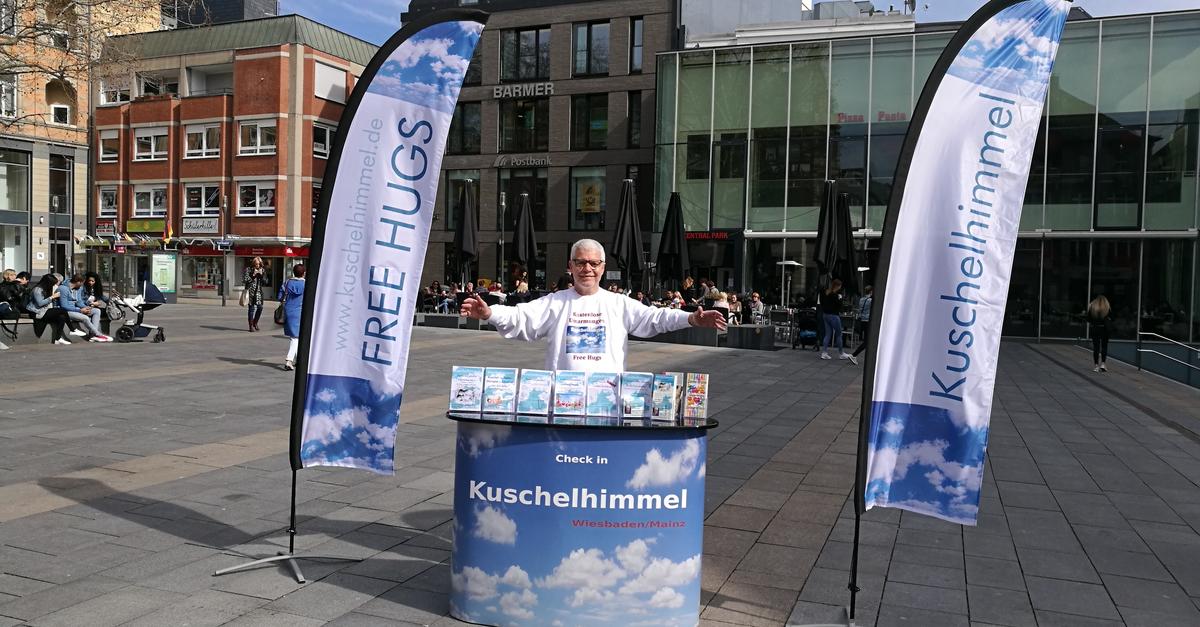 „Kuschelhimmel“ organisiert Free-Hugs-Aktion in Wiesbaden