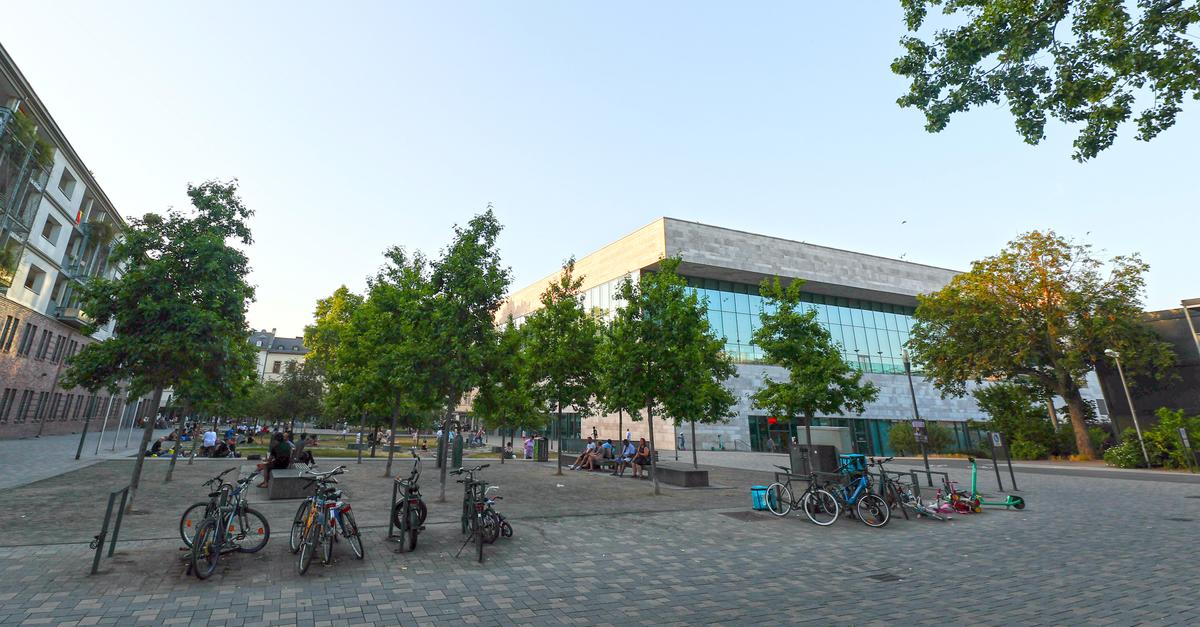 Security at German Unity Square in Wiesbaden: A Safe Zone for Children?