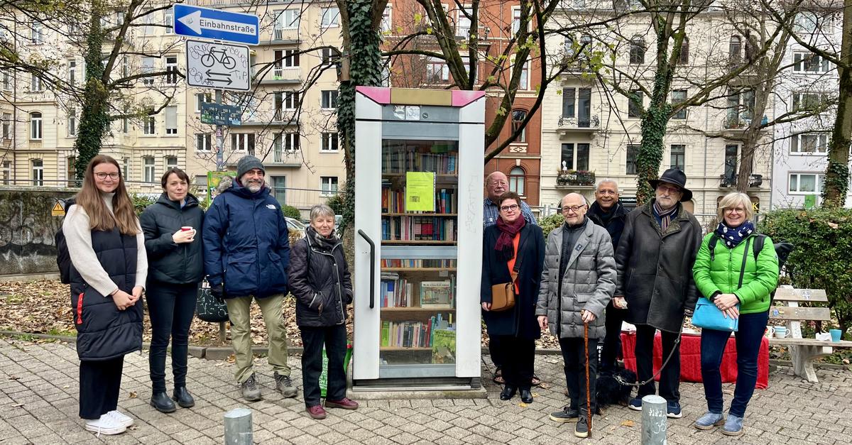 Telefonzelle-im-Westend-wird-endlich-zum-B-cherschrank