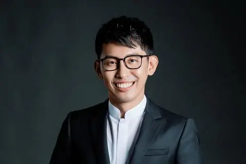 Chin-Chao Lin dirigiert das 4. Staatsorchester-Sinfoniekonzert im Kurhaus