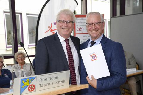 Der Sportkreisvorsitzende und sein potenzieller Nachfolger: Manfred Schmidt (r.) und Staatssekretär Werner Koch.Foto: MRM  Foto: MRM
