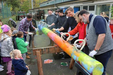 In Lorch haben die Kinder unter Anleitung des Künstlers Arkadiusz Grajek eine Wippe bemalt, auf dem Wallufer „Platz der Kinderrechte“ könnte ein Karussell stehen. 