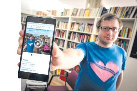 Ventil-Miteigentümer Jonas Engelmann mit der Projektseite der Crowdfunding-Aktion, mit der der Verlag Geld für sein Herbstprogramm sammelt. Fotos: hbz/Stefan F. Sämmer, daboost – stock.adobe  Foto: 