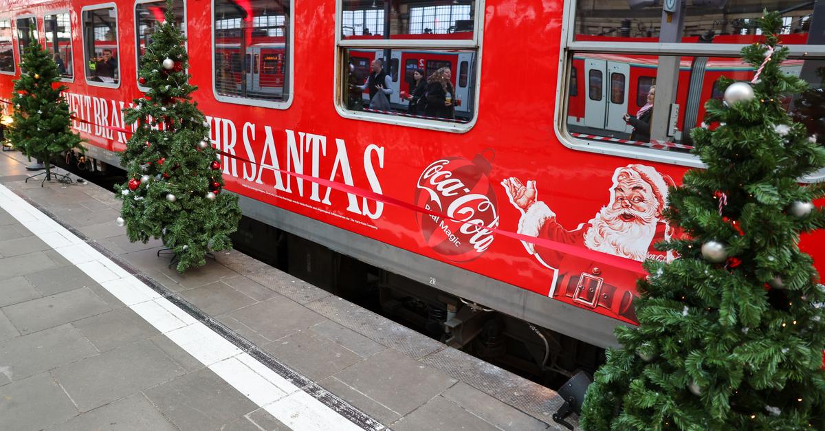 Coca-Cola-Zug macht Station im Wiesbadener Bahnhof