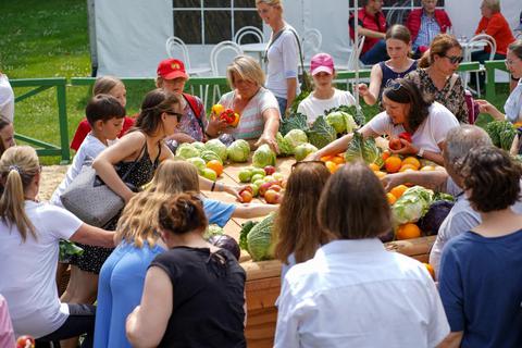 Nach dem Geländeritt plündern traditionell Zuschauer legal den Markttisch. Kohl, Äpfel und Orangen – für alles finden sich Abnehmer.