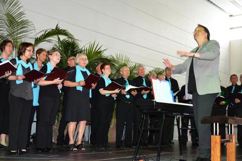 Der Chor der Weilbacher Sängervereinigung eröffnet unter Leitung des Dirigenten Frank Linnerth das Chorprogramm bei der 150-Jahr-Feier Foto: Lilly Nielitz-Hart  Foto: Lilly Nielitz-Hart