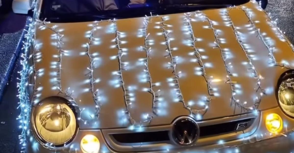 Polizei-stoppt-weihnachtliches-Leuchtmobil-in-Wiesbaden