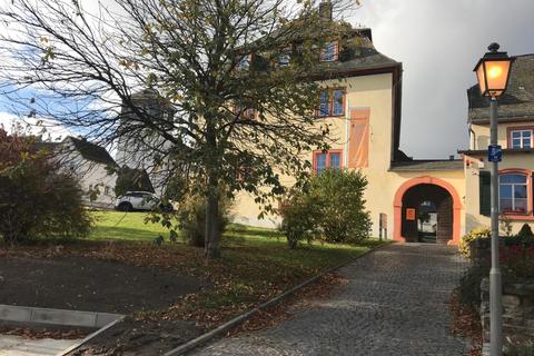 Auf der Grünfläche vor dem Wehener Schloss soll jetzt eine Stele zur Erinnerung an die jüdische Geschichte Wehens aufgestellt werden. Foto: Mathias Gubo