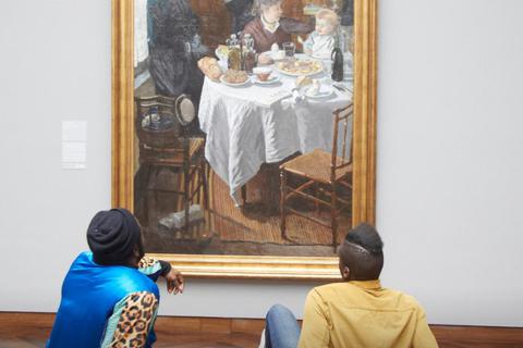 Ganz nah dran an der Kunst: Besucher im Städel- Museum Frankfurt. Foto: Ulrich Mattner/Städel