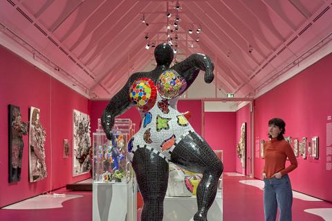 Rund 100 Werke sind in der Retrospektive der Frankfurter Kunsthalle Schirn zu Niki de Saint Phalle zu sehen.