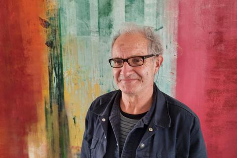 Der Roßdorfer Maler Gerd Winter vor einem seiner Bilder in der aktuellen Schau der Darmstädter Galerie Netuschil. Foto: Claus Netuschil