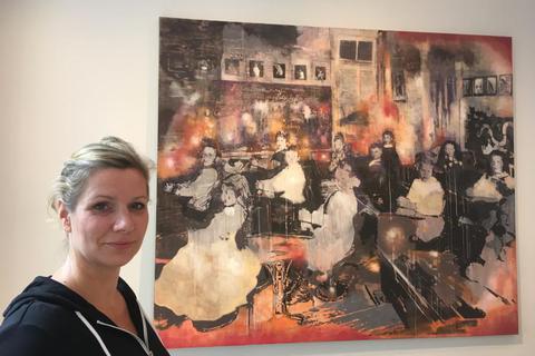 Sie war Meisterschülerin des gerade gestorbenen Leipziger Hochschulprofessors Arno Rink: Malerin Miriam Vlaming mit ihrem Bild „Classroom“ in der Galerie Rother Winter.Foto: Lamparth  Foto: Lamparth