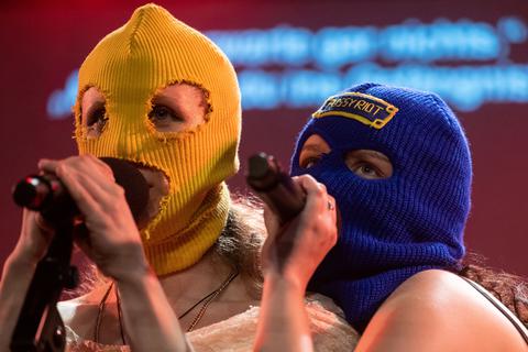 Maria Aljochina (r) und Olga Borisova bei einem Konzert der russischen Punkgruppe Pussy Riot.  Die Gruppe sollte auch zu den Maifestspielen nach Wiesbaden kommen, hat aber aus Solidarität mit der Ukraine abgesagt.