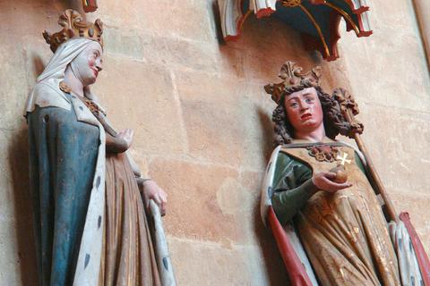Links sieht man Kaiserin Adelheid, die zwei Kaiser Otto überlebte, hier mit ihrem Mann Kaiser Otto I. als Stifterfiguren am Dom zu Meissen. Foto: Kolossos – Eigenes Werk, commons.wikimedia.org