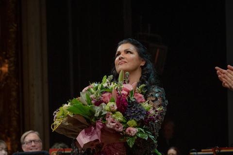 Blumenpracht für die Sopranistin: Anna Netrebko wird nach ihrem Auftritt in Wiesbaden auf der Bühne des Großen Hauses gefeiert.