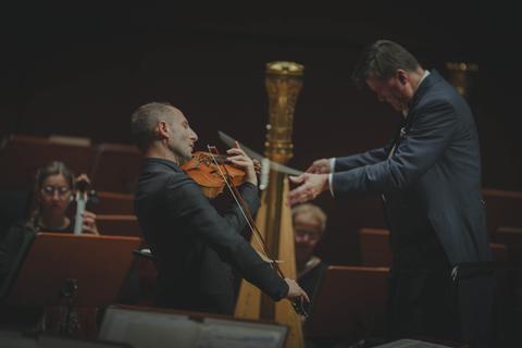 Antoine Tamestit ist der Solist in Paul Hindemiths Bratschenkonzert "Der Schwanendreher", dirigiert von Christian Thielemann.