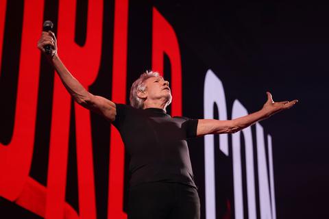 Konzertverbot, war da was? Roger Waters lässt sich beim letzten Deutschland-Konzert seiner "This is Not a Drill"-Tour von seinen Fans in der Frankfurter Festhalle feiern.