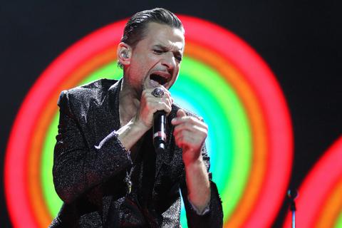 Es ist eines der Konzerthighlights 2023 in Frankfurt: Depeche Mode (hier Lead-Sänger Dave Gahan) spielen am 29. Juni und 1. Juli im Deutsche-Bank-Park.