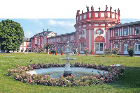 Schloss Biebrich, vom  Park aus gesehen: auf der Rotunde der dreiflügeligen Anlage die Götterpaare aus der Werkstatt von Höppli.