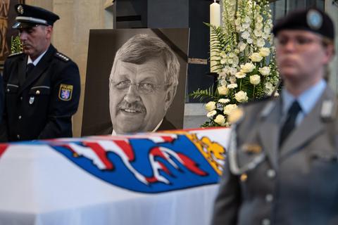 Das Konterfei von Walter Lübcke (CDU) ist bei einem Trauergottesdienst im Jahr 2019 zu sehen. Der Regierungspräsident von Kassel war nicht das erste Todesopfer rechter Gewalttäter. Archivfoto: dpa