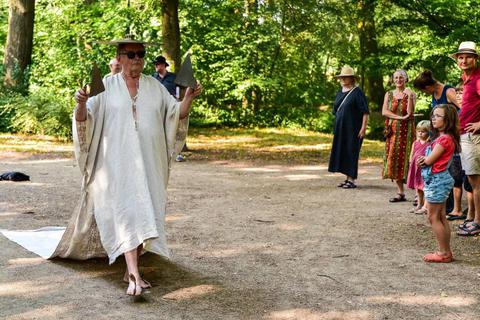Maurerkellen an Händen und Füßen: Nicolaus Werner wandelt durch den Schlosspark. Foto: Volker Watschounek   Foto: Volker Watschounek 