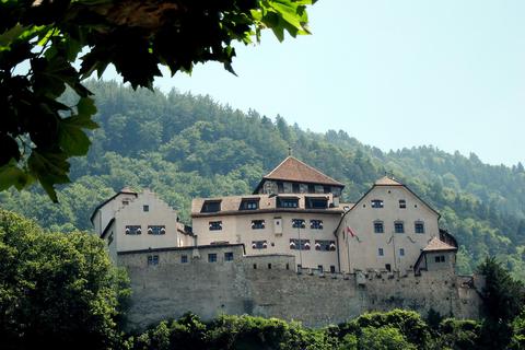 Liechtenstein, hier das Schloss der Hauptstadt Vaduz, verdankt seinen Reichtum vor allem einer umtriebigen Finanzbranche. Aus diesem Milieu erzählt Benjamin Quaderer in seinem ersten Roman. Archivfoto: Oliver Berg/dpa