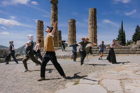 Die Beethoven-Choreografie, für die hier im antiken Theater von Delphi noch ohne Kostüme geprobt wird, stammt von Sasha Waltz. Foto: Sasha Waltz & Guests/World Human Forum