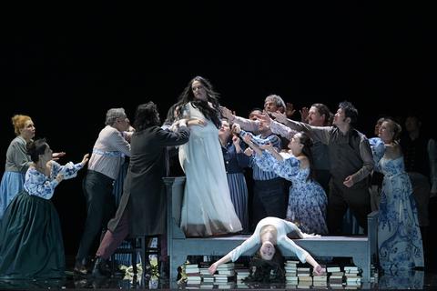 Jessica Pratt (stehend) als Francesca da Rimini, in einer Szene mit der sie doppelnden Tänzerin Annalisa Piccolo (liegend) und dem Chor der Oper Frankfurt.