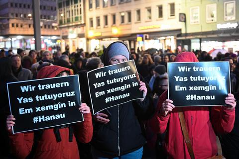 Teilnehmer bei einer Gedenkveranstaltung für die Opfer des Attentats von Hanau. Foto: dpa