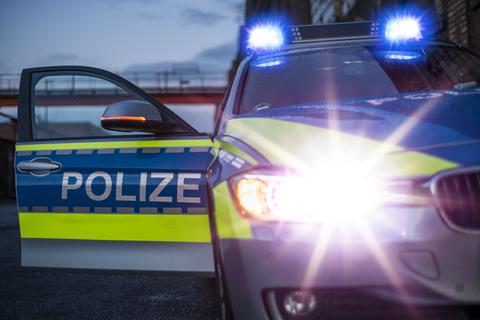 Ein Polizeifahrzeug mit Blaulicht im Einsatz. Foto: jgfoto - stock.adobe