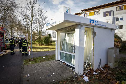 In der Nacht  zum 31. Dezember wurde erneut ein Geldautomaten im Westring gesprengt. Bereits im April 2019 hatten es Kriminelle auf das frei stehende Häuschen abgesehen.  Foto: Sascha Kopp / VRM Bild
