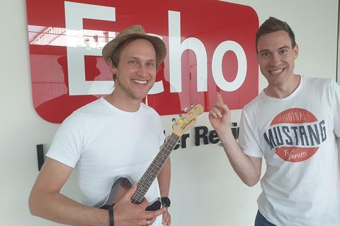 Christian (links) und Dennis von Strandakustik haben auch auf der Bühne immer ein Lachen auf den Lippen.