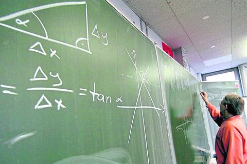 Lehrkräfte in mathematisch-naturwissenschaftlichen Fächern sind gefragt – ebenso Förder- und Grundschullehrer. Das liegt schon daran, dass die Zahl an Schülern mittelfristig weiter ansteigen wird.