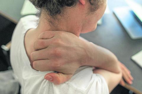Im Homeoffice klagen viele Menschen über Rückenbeschwerden. Foto: dpa